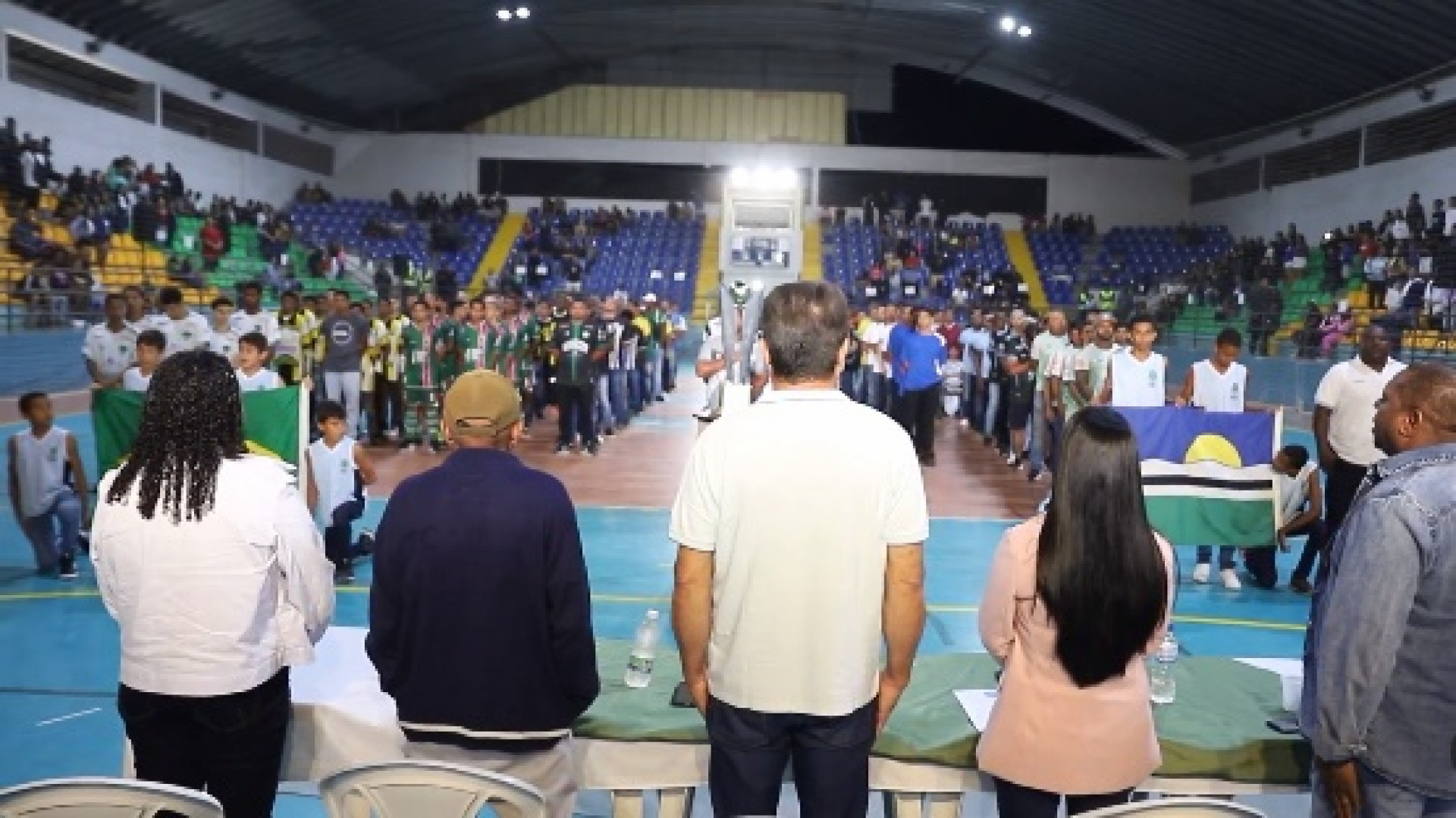Cerim&ocirc;nia de abertura contou com a apresenta&ccedil;&atilde;o da ta&ccedil;a do futuro campe&atilde;o - Foto: Divulga&ccedil;&atilde;o