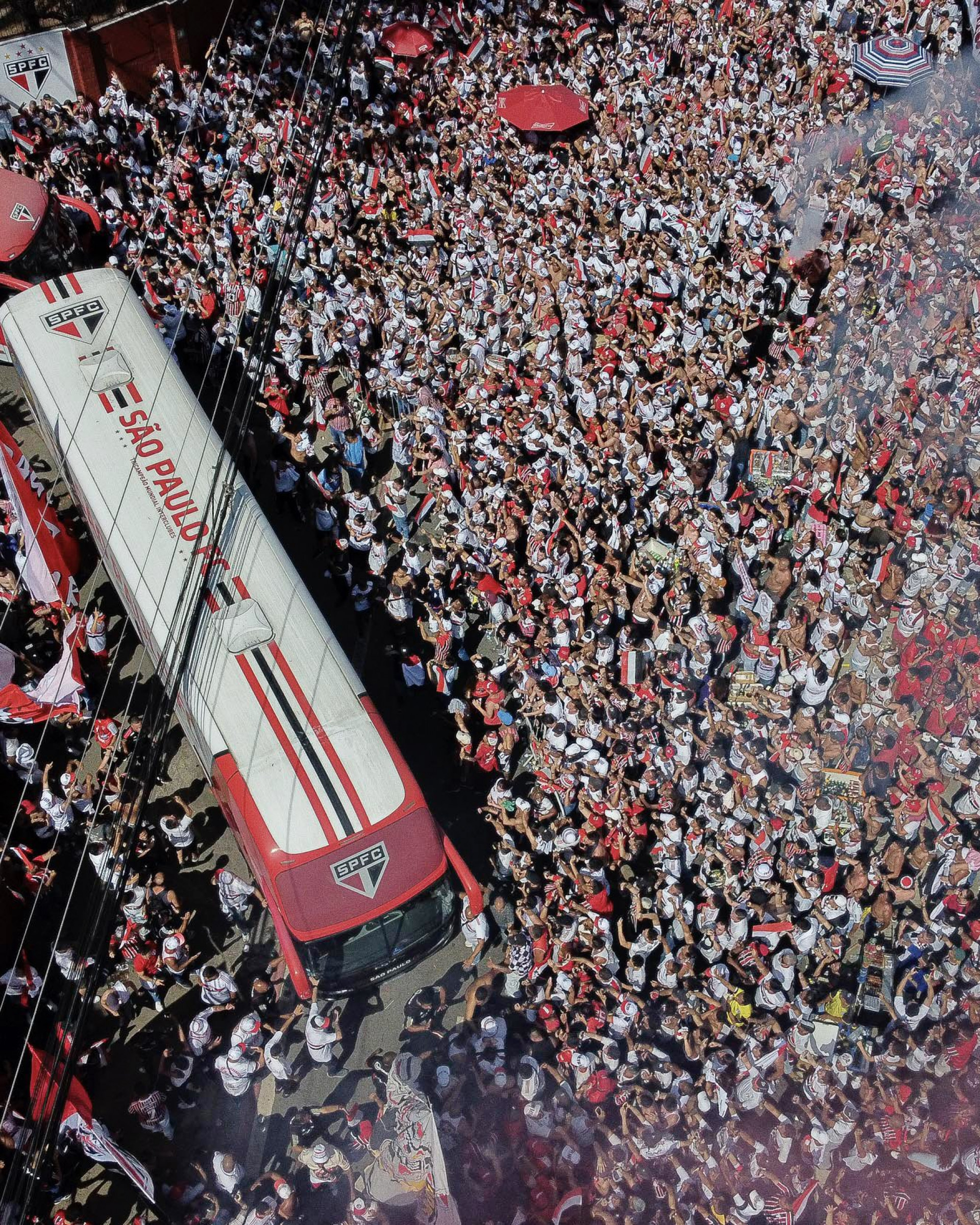 Torcida do São Paulo vai ao CT apoiar o time antes de viagem do Rio 