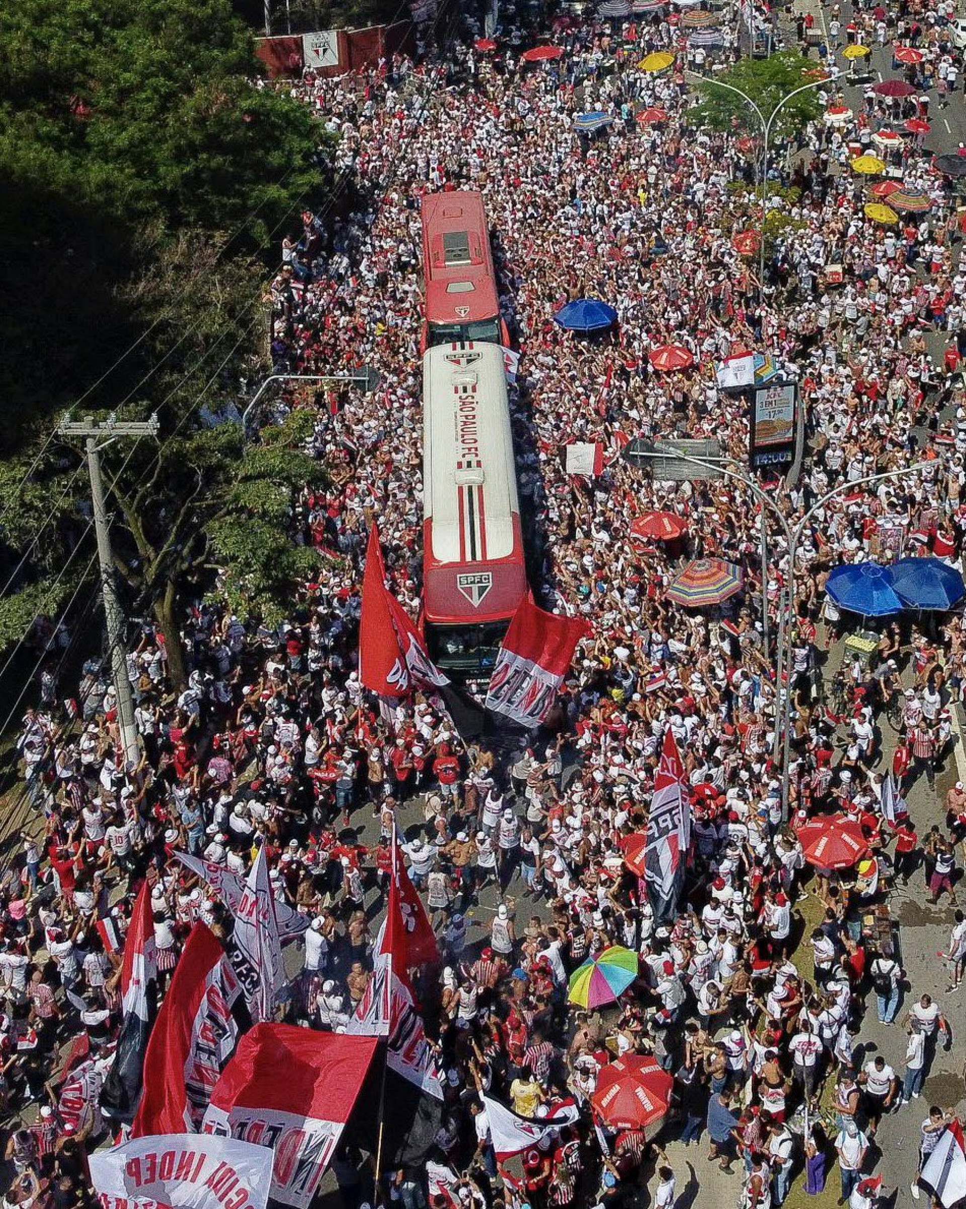 Torcida do São Paulo vai ao CT apoiar o time antes de viagem do Rio 