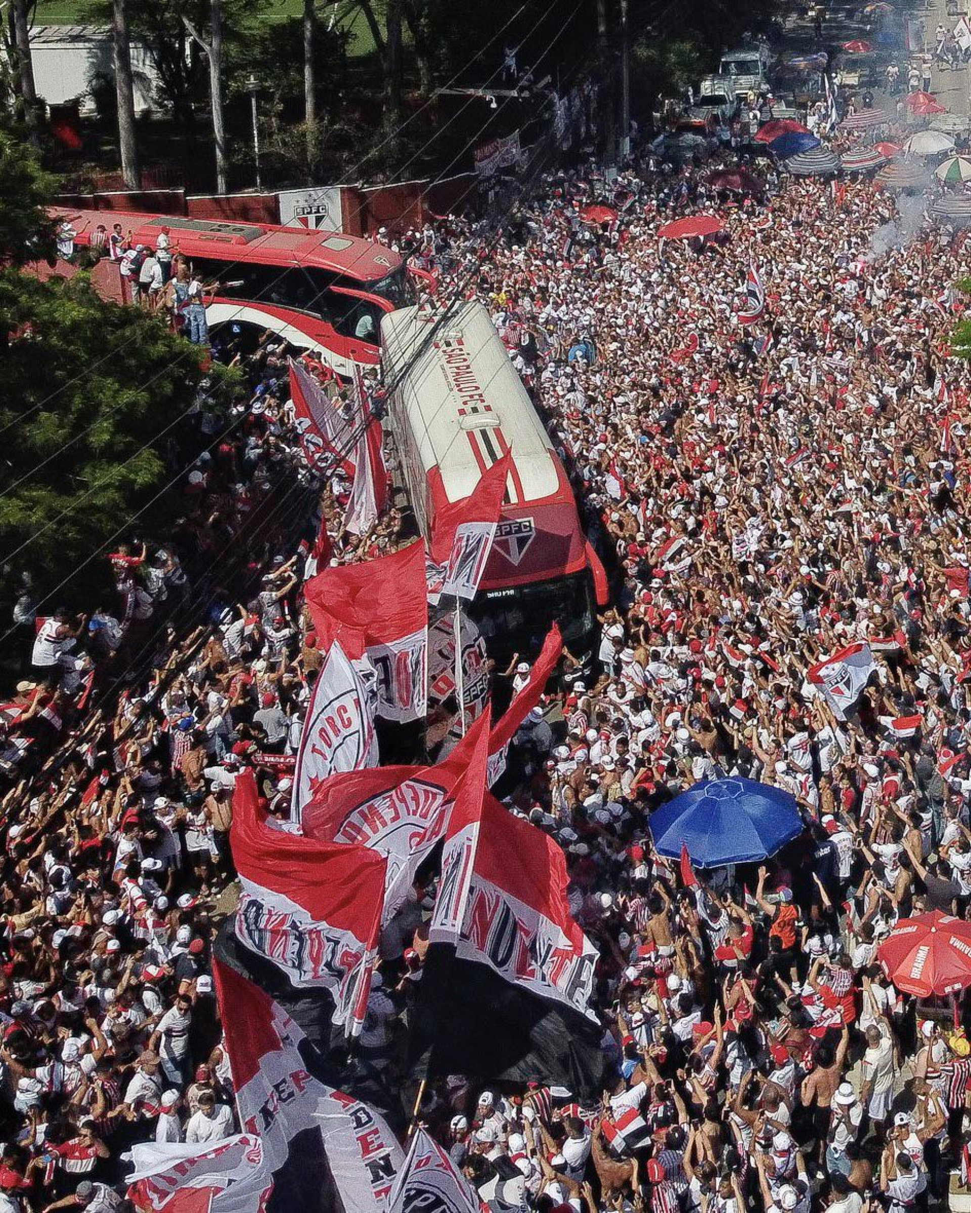 Torcida do São Paulo vai ao CT apoiar o time antes de viagem do Rio 