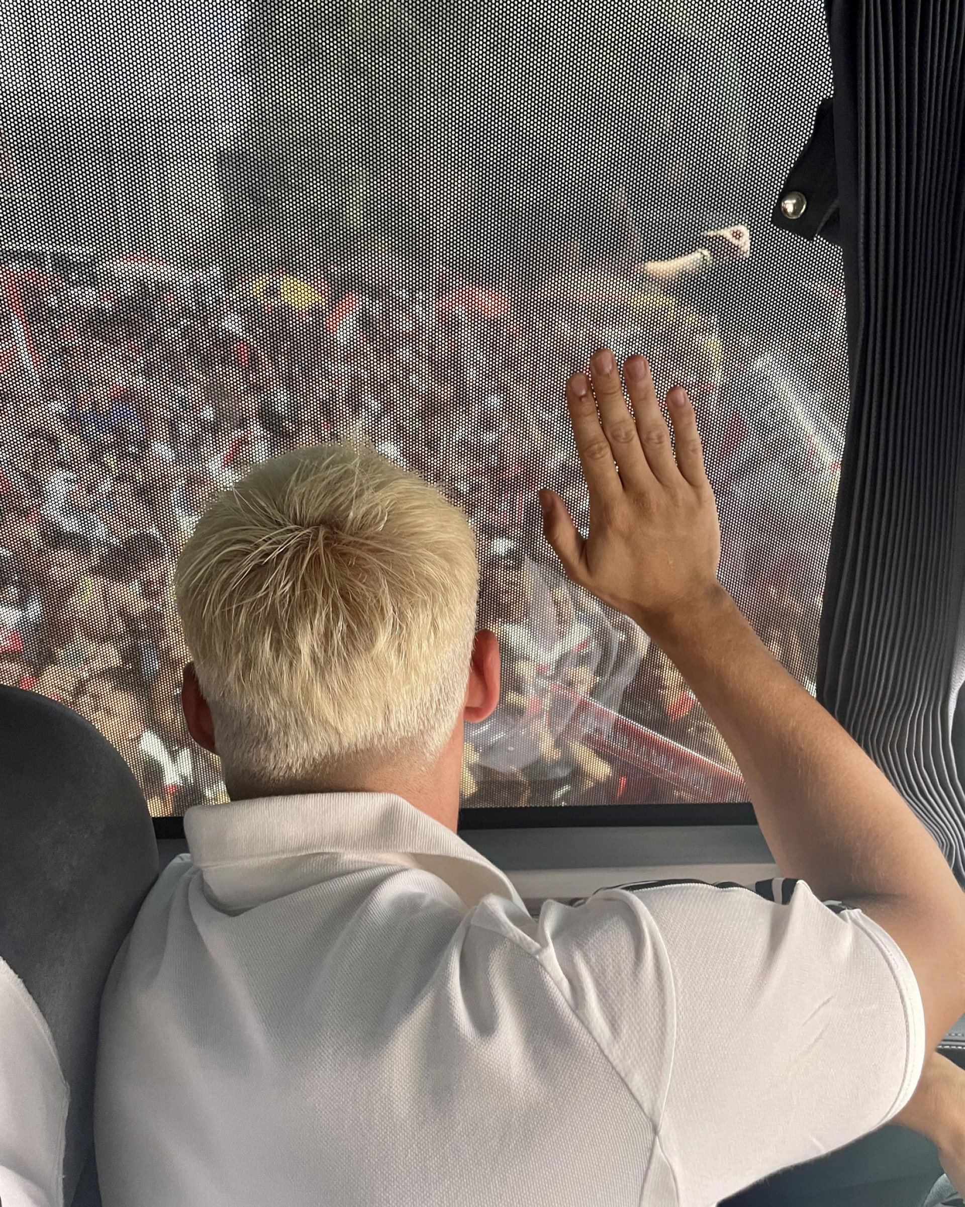 Dentro do ônibus, os jogadores do São Paulo acompanham a festa da torcida 
