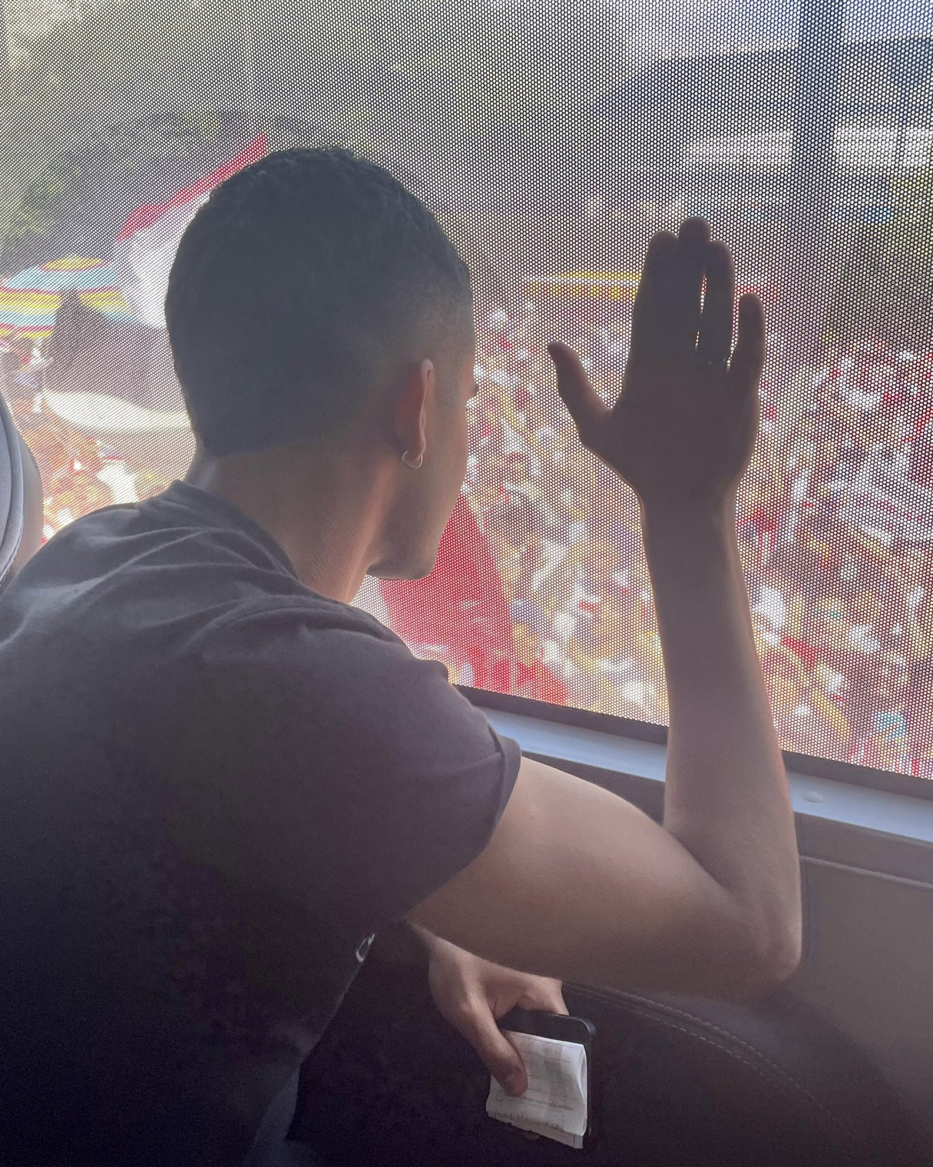 Dentro do ônibus, os jogadores do São Paulo acompanham a festa da torcida 
