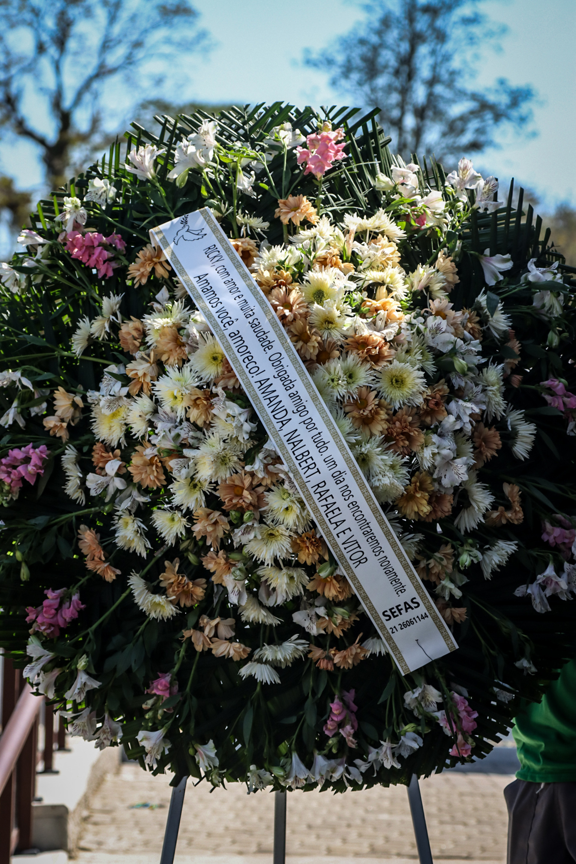 Celebridades como Nalbert e Dani Suzuki dedicaram flores ao maquiador  - Victor Chapetta /Agnews