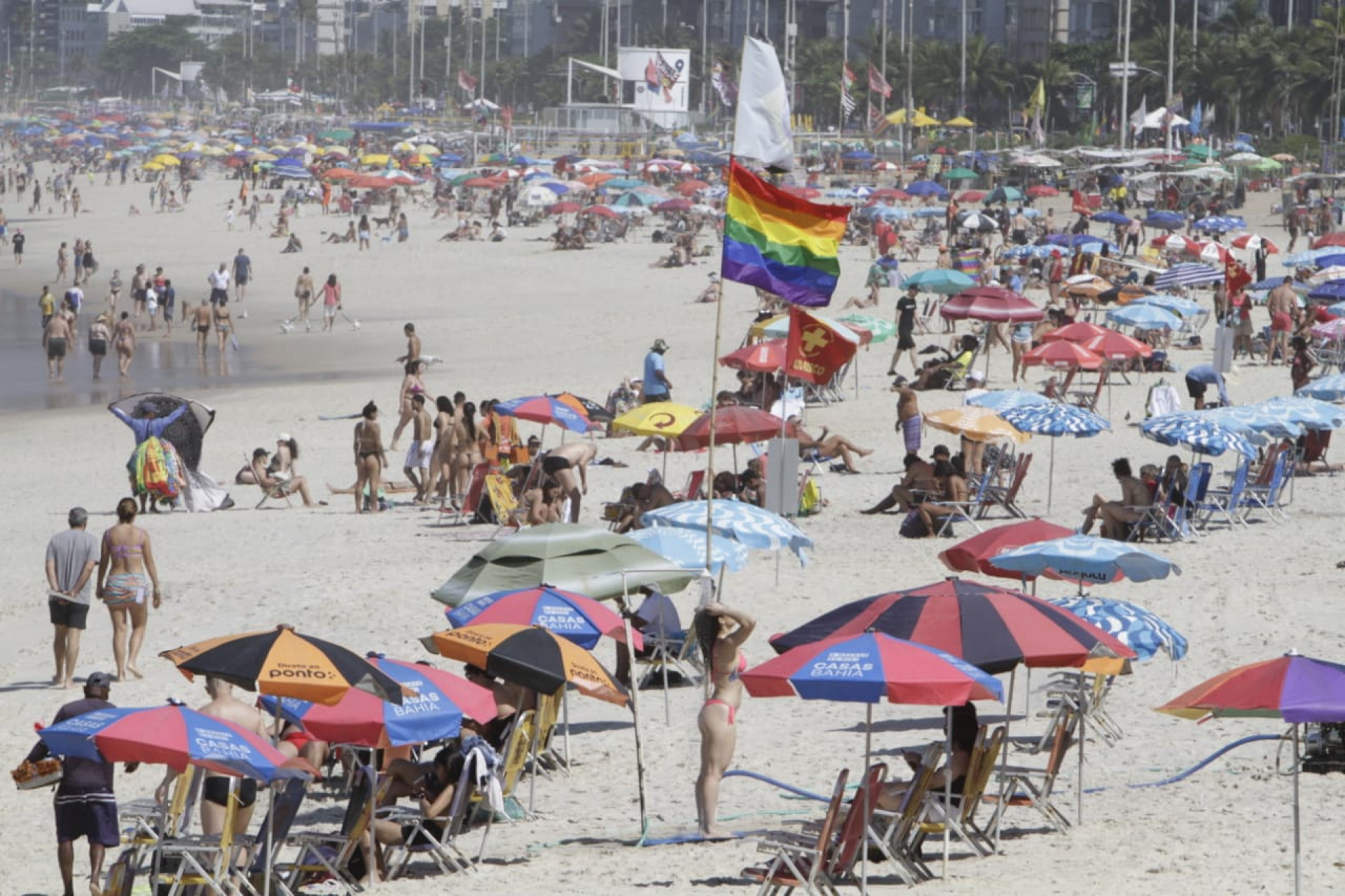 Movimentação nas praias de Ipanema e Arpoador neste sábado (16) - Marcos Porto/Agência O Dia