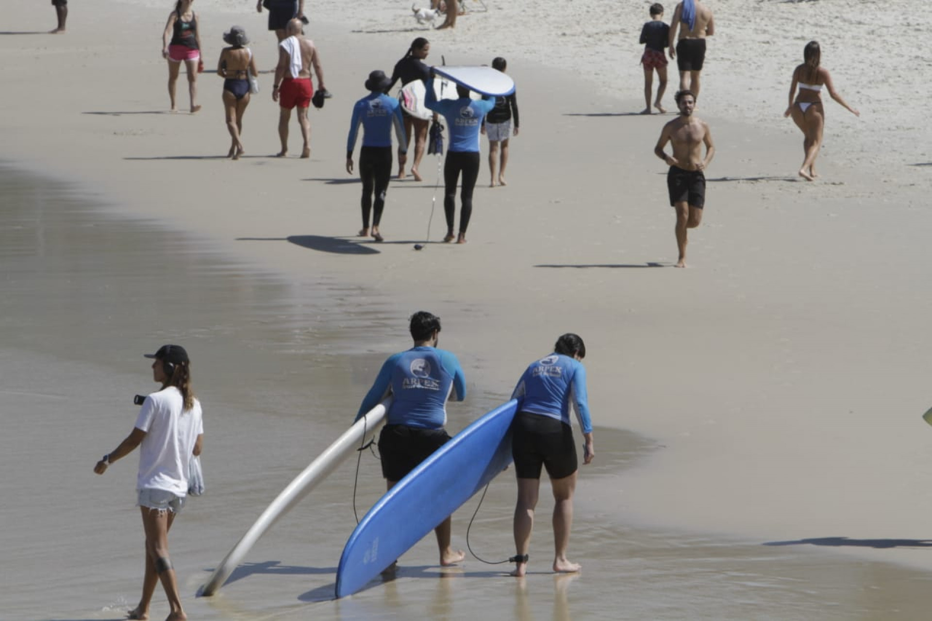 Surfistas aproveitam o dia na Zona Sul do Rio  - Marcos Porto/Agência O Dia