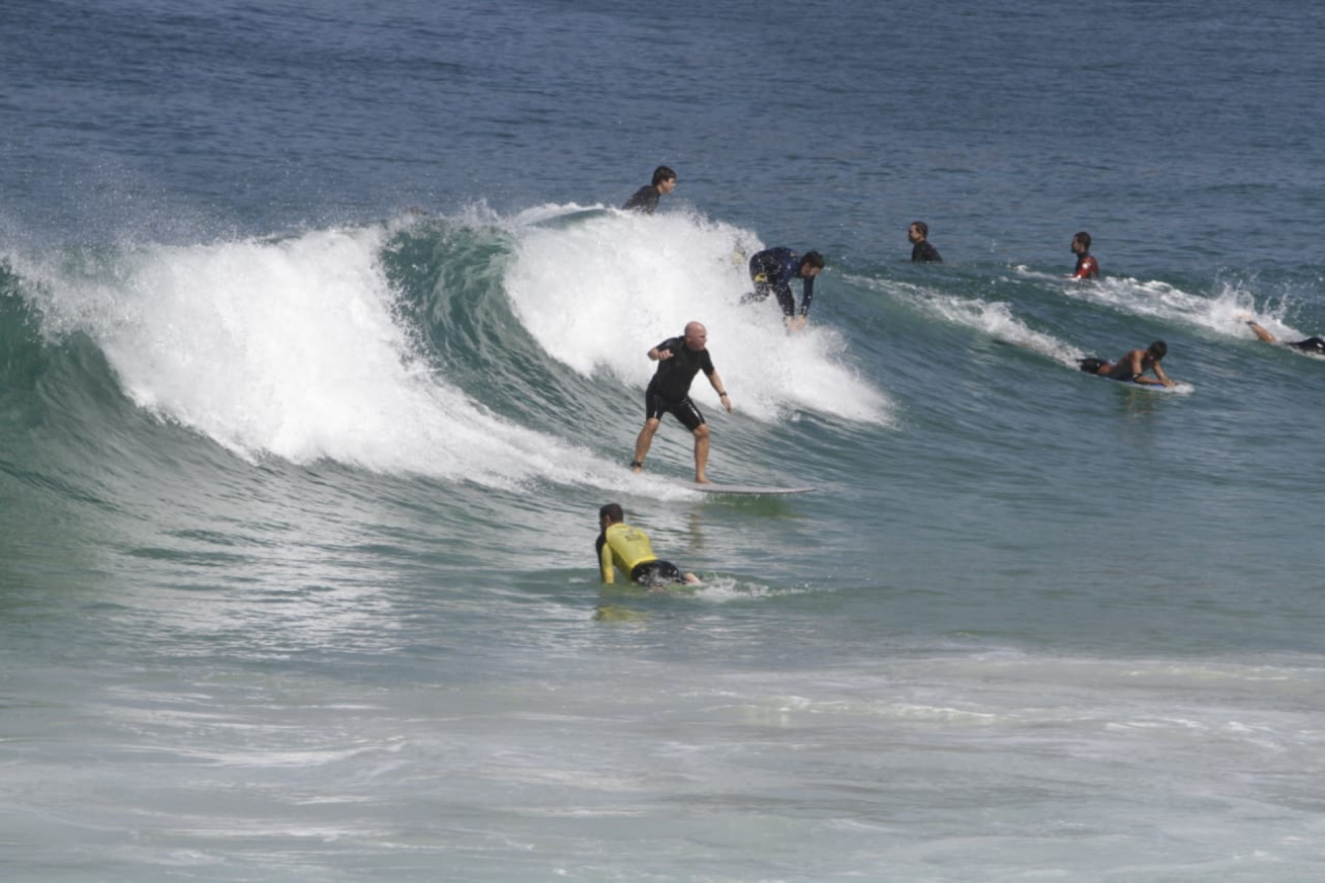Surfistas pegam onda na praia neste sábado (16), na Zona Sul do Rio  - Marcos Porto/Agência O Dia