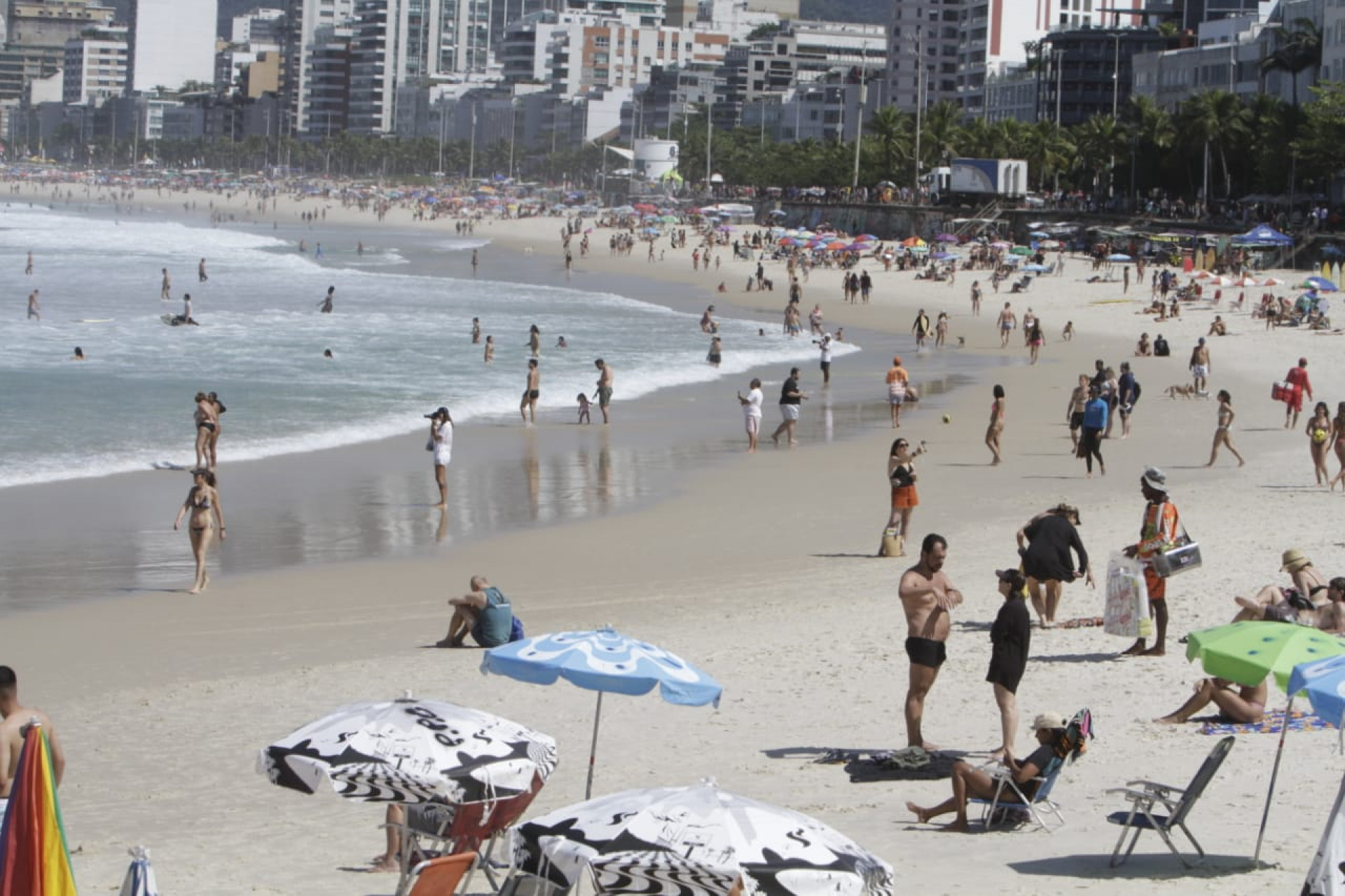 Cariocas e turistas aproveitam as praias de Ipanema e Arpoador neste sábado (16) - Marcos Porto/Agência O Dia
