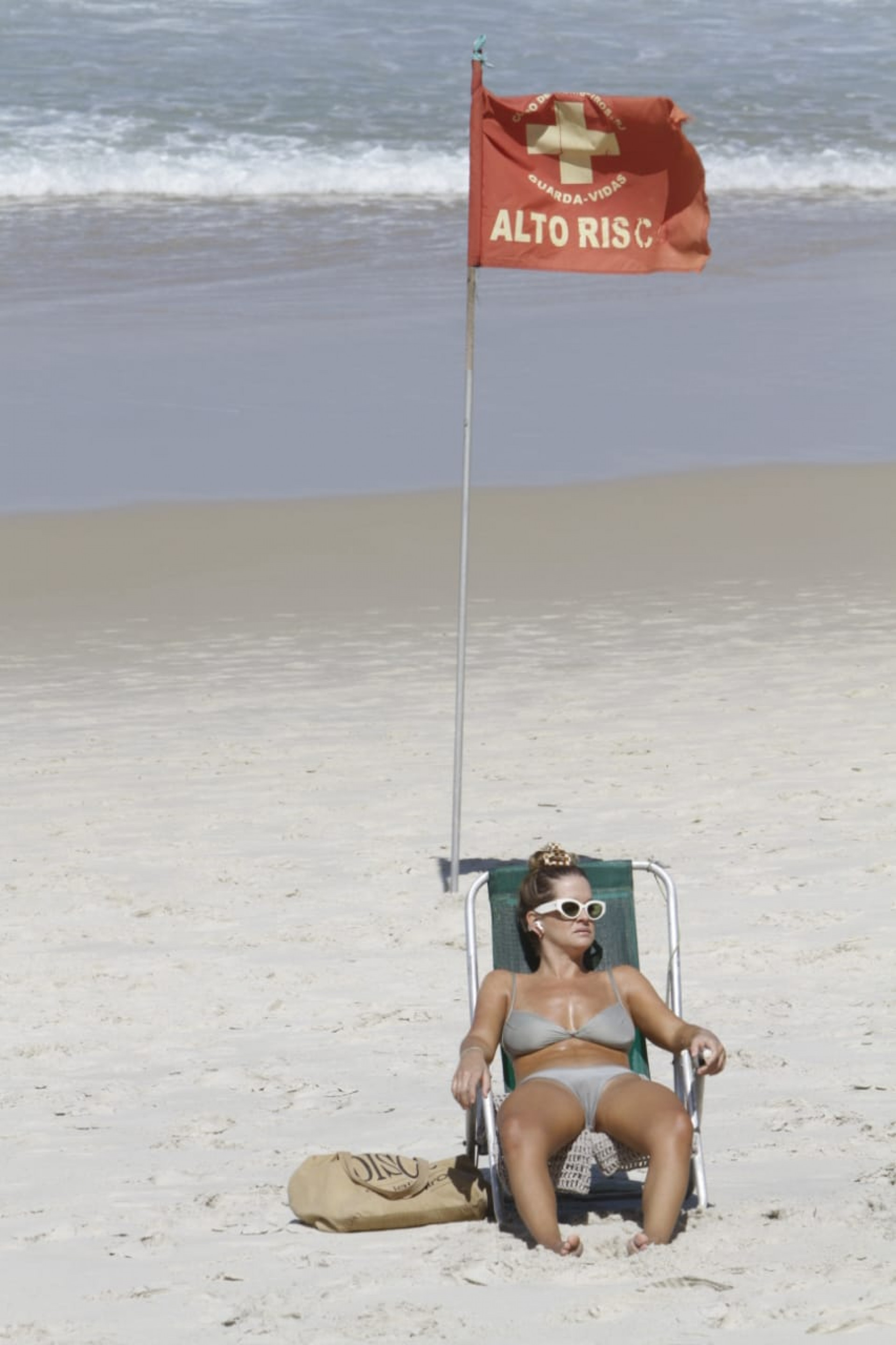 Mulher pega sol e curte praia na Zona Sul do Rio  - Marcos Porto/Agência O Dia