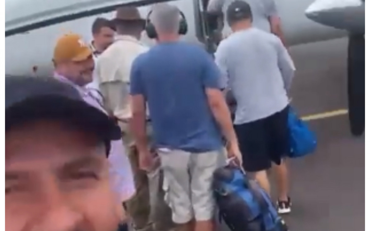 Antes da tragédia, turistas embarcam no avião em clima descontraído 