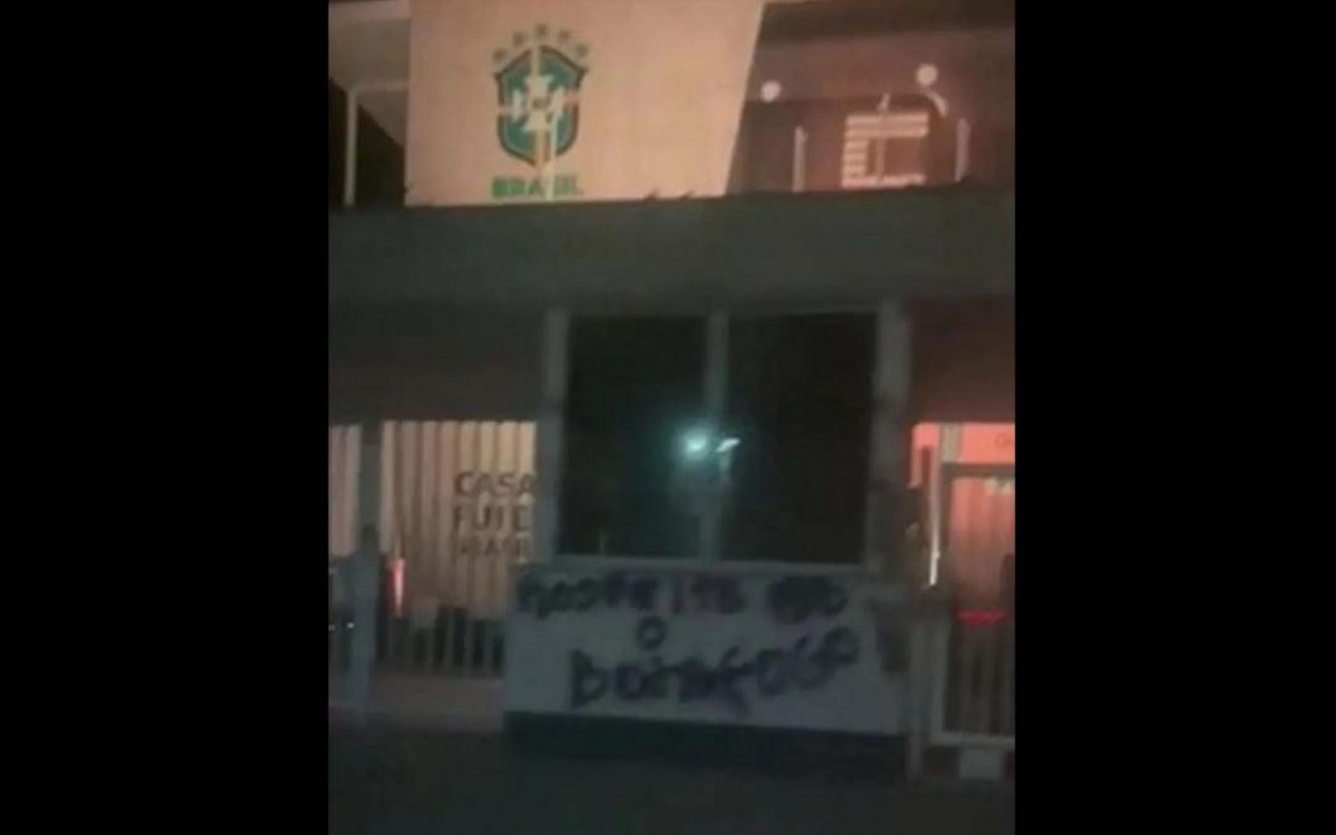 Torcida do Botafogo protesta na CBF após derrota para Atlético