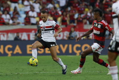 Ex-Flamengo, Rafinha adota postura cautelosa após vitória do São Paulo: 'Pezinho no chão'