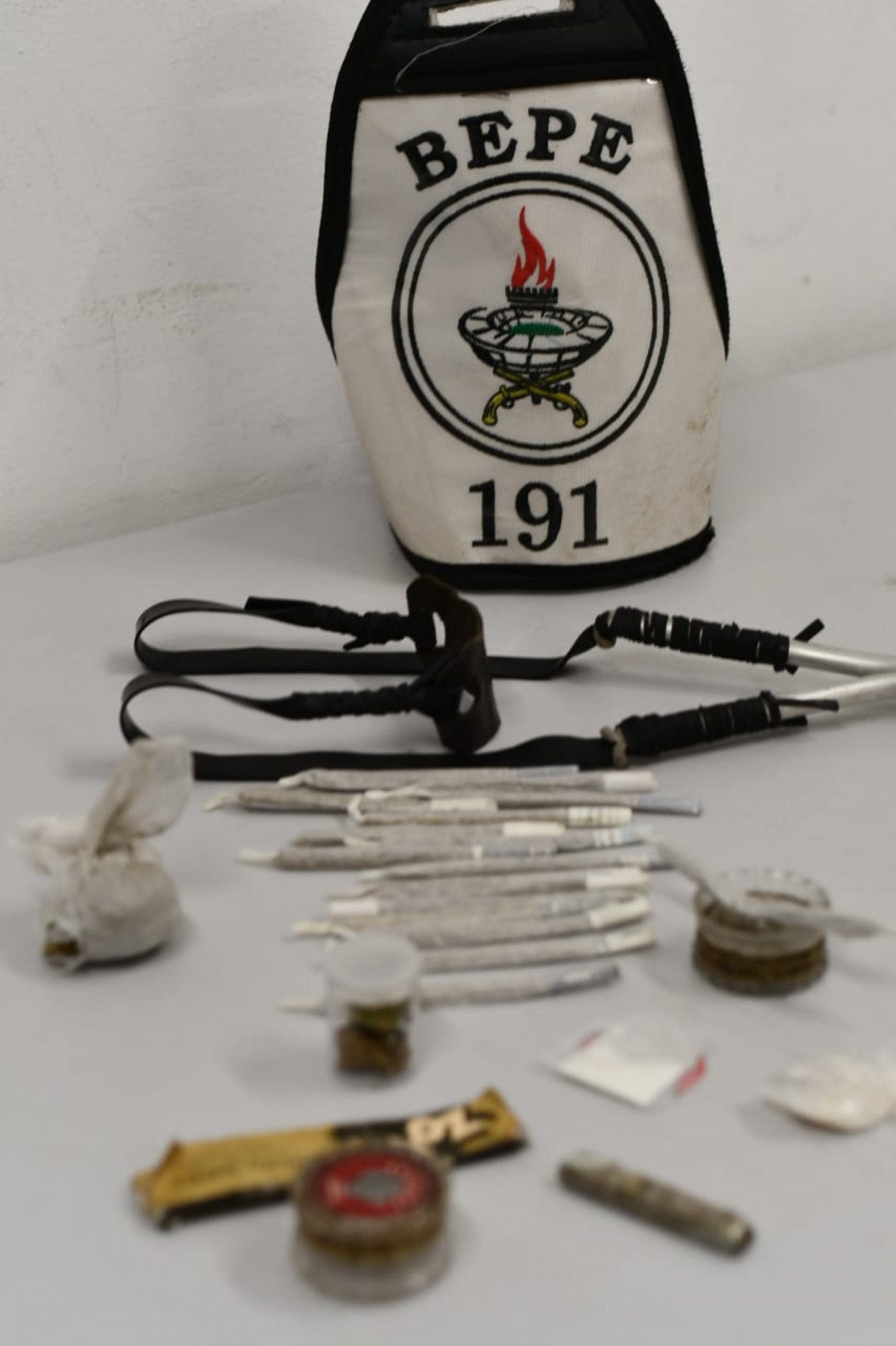 Polícia Militar faz operação nos arredores do estádio do Maracanã, neste domingo (17)