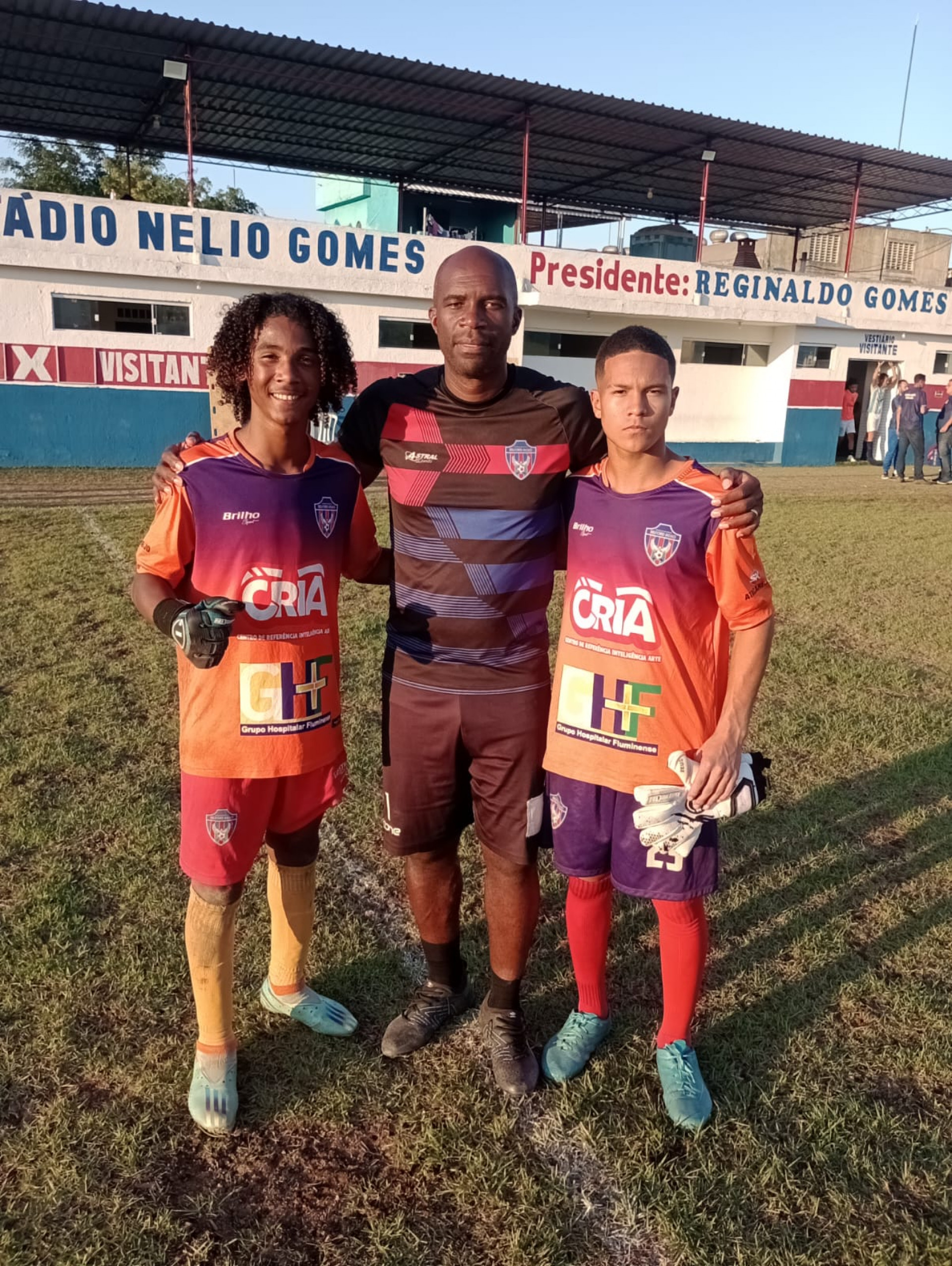 Goleiro Marlon (E), o treinador de goleiros Franklin Luiz  e o goleiro Luiz Eduardo - Divulga&ccedil;&atilde;o