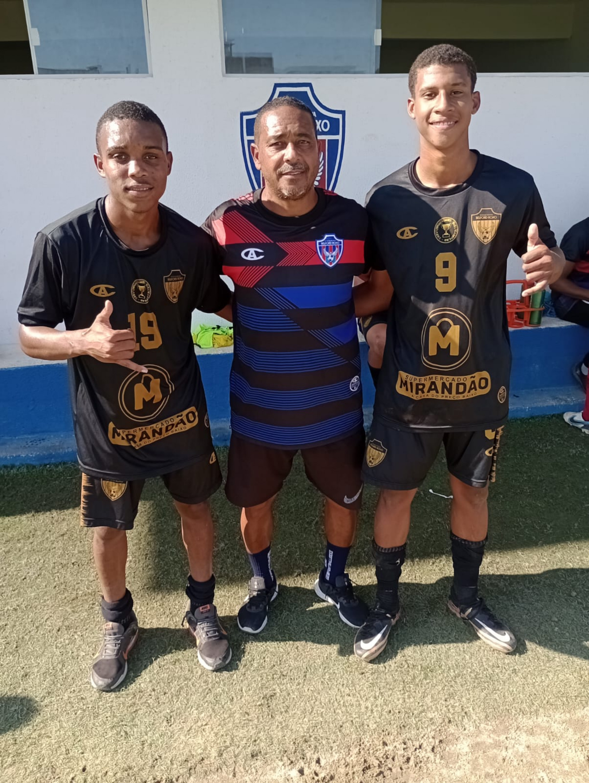 Os autores dos gols do Belford Roxo Sub-17, Breno Simões (E), Tevinho (D), e o técnico Custodio Júnior (centro) - Divulgação