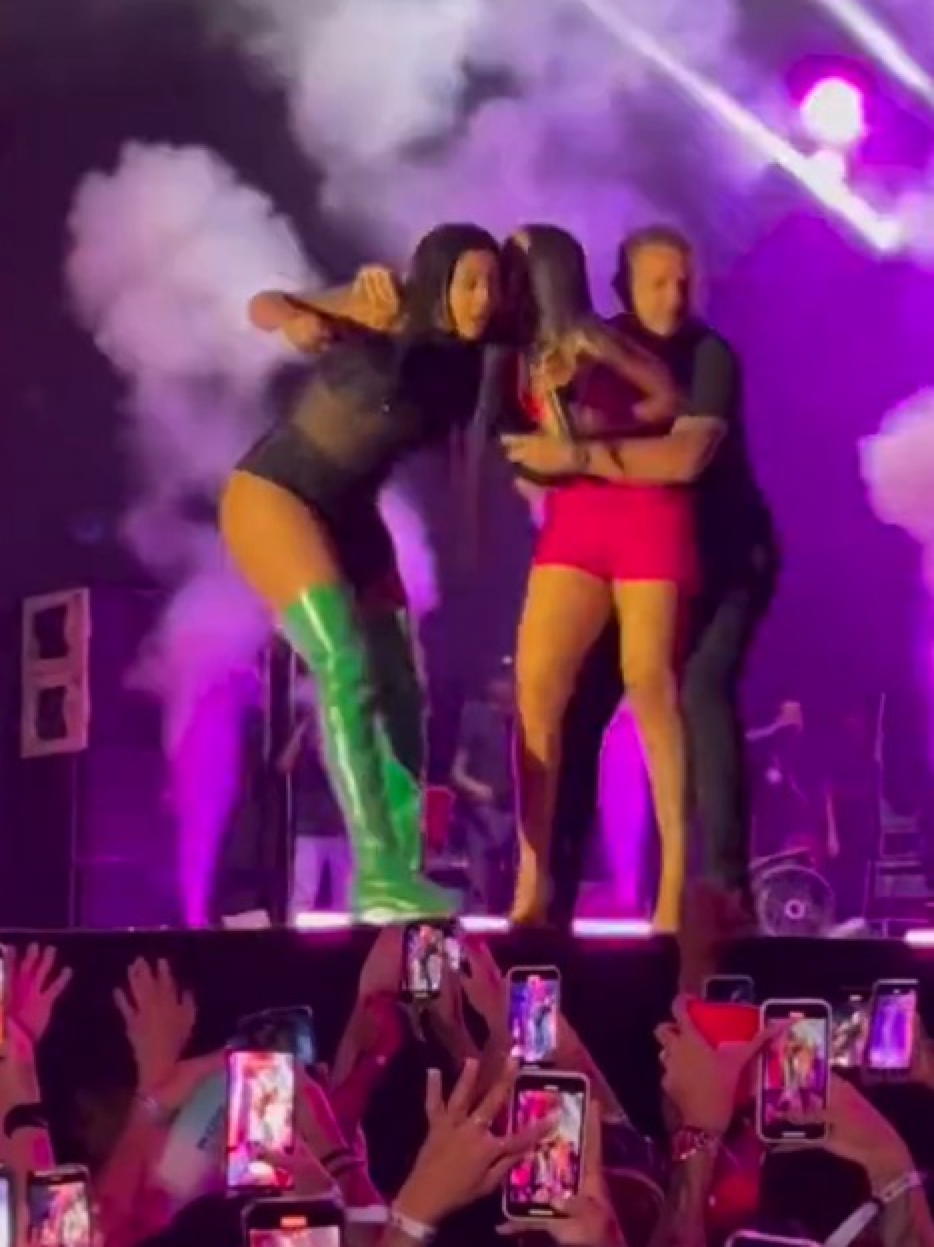 Fã invade palco e Ludmilla perde a paciência - Reprodução de vídeo
