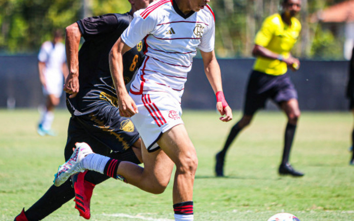 O Belford Roxo (preto) não resistiu a melhor qualidade do Flamengo
