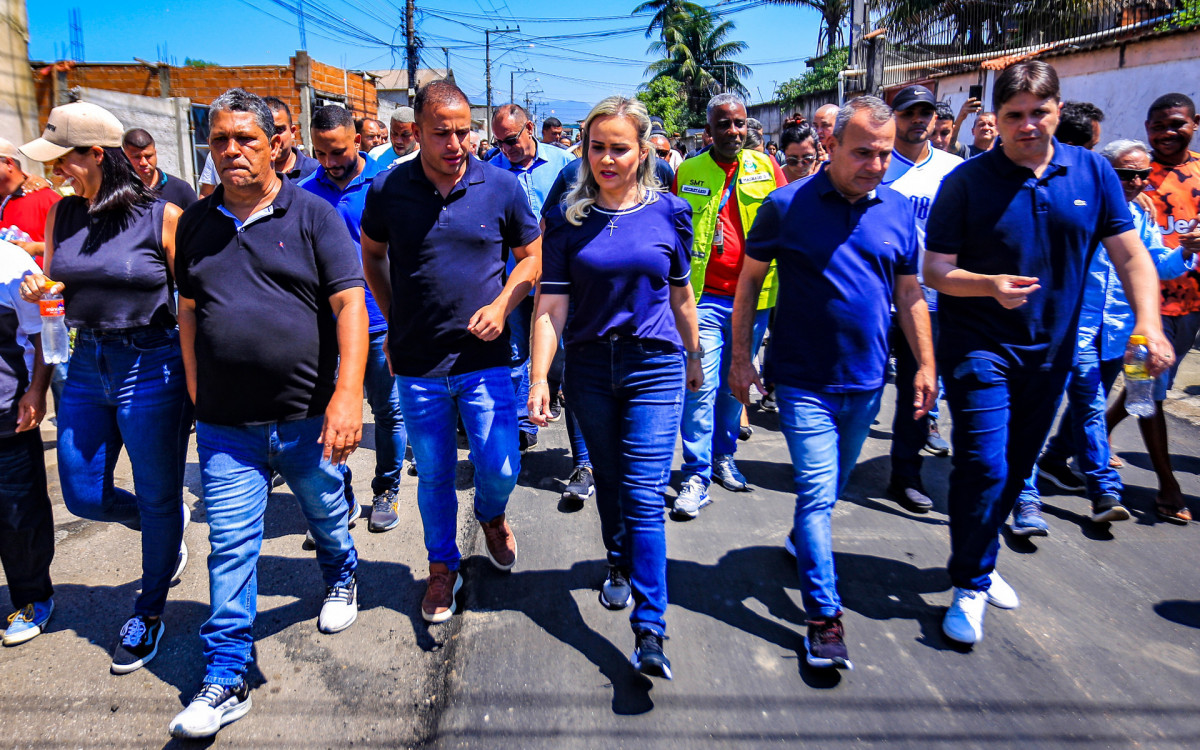 Acompanhados pelos vereadores Nuna (E) e Rodrigo (D), o secretário Matheus Carneiro, a deputada Daniela do Waguinho e o prefeito Waguinho caminharam pela Rua Nabucodonosor