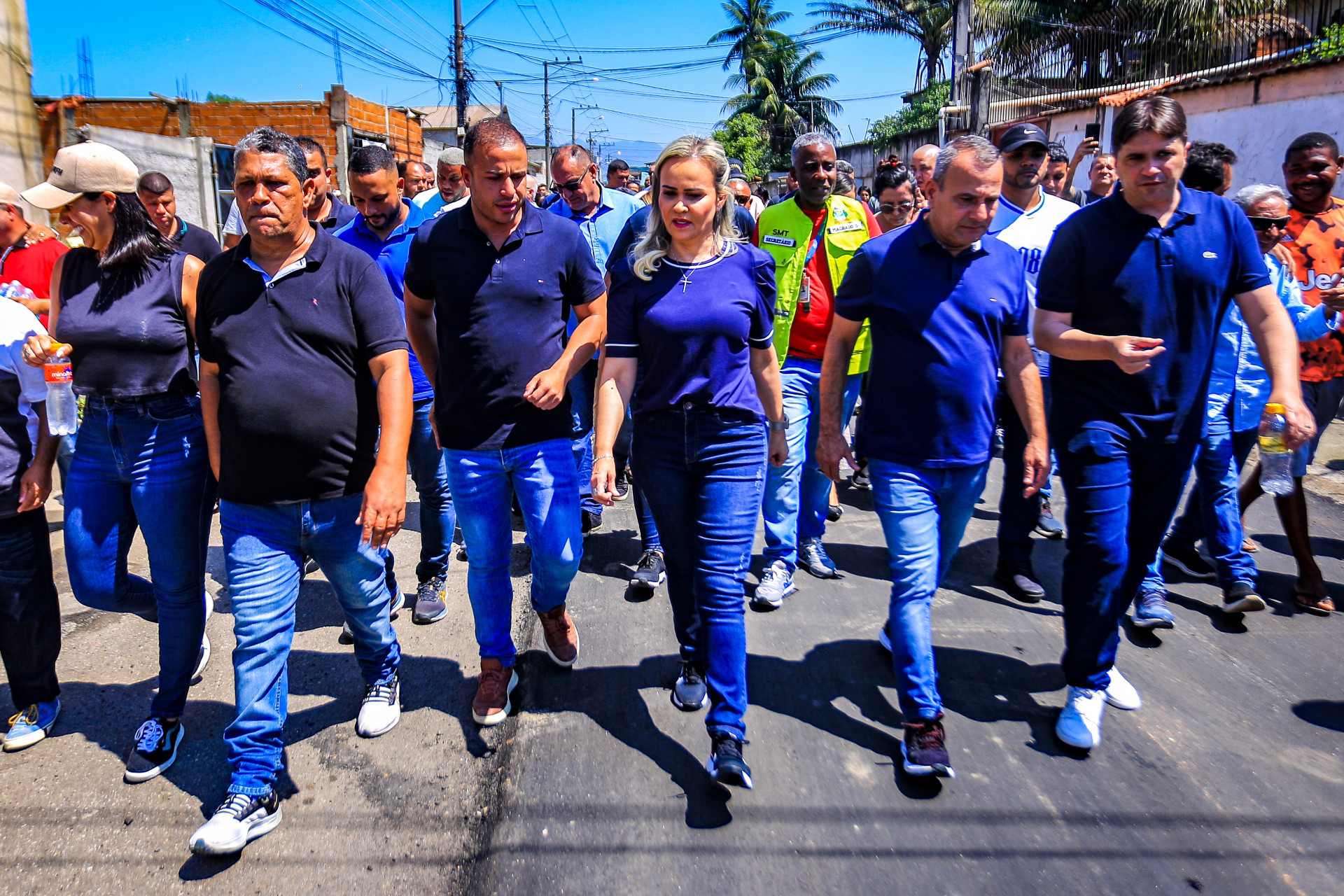 Acompanhados pelos vereadores Nuna (E) e Rodrigo (D), o secret&aacute;rio Matheus Carneiro, a deputada Daniela do Waguinho e o prefeito Waguinho caminharam pela Rua Nabucodonosor - Rafael Barreto / PMBR