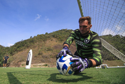 Lucas Perri não participa de treino do Botafogo e é dúvida para encarar o Corinthians