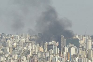 Ônibus pega fogo no Centro de São Paulo; fumaça muda paisagem da cidade