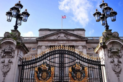 Homem é preso após colidir contra portões do Palácio de Buckingham