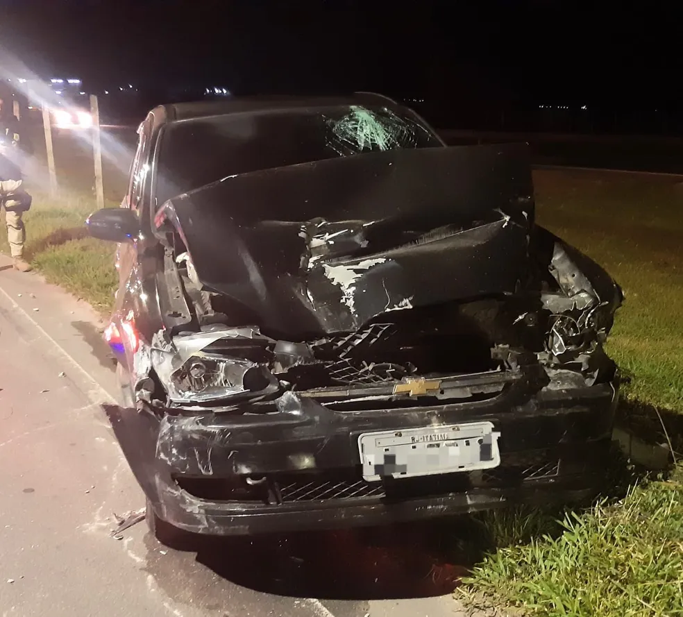 Motorista de carro é arremessado após bater atrás de caminhão em Resende