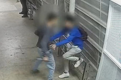 Vídeo: jovem é assaltado por adolescente com faca em estação do BRT no Recreio