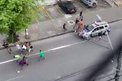 Vídeo: viatura da PM atropela grupo de homens durante briga no meio da rua