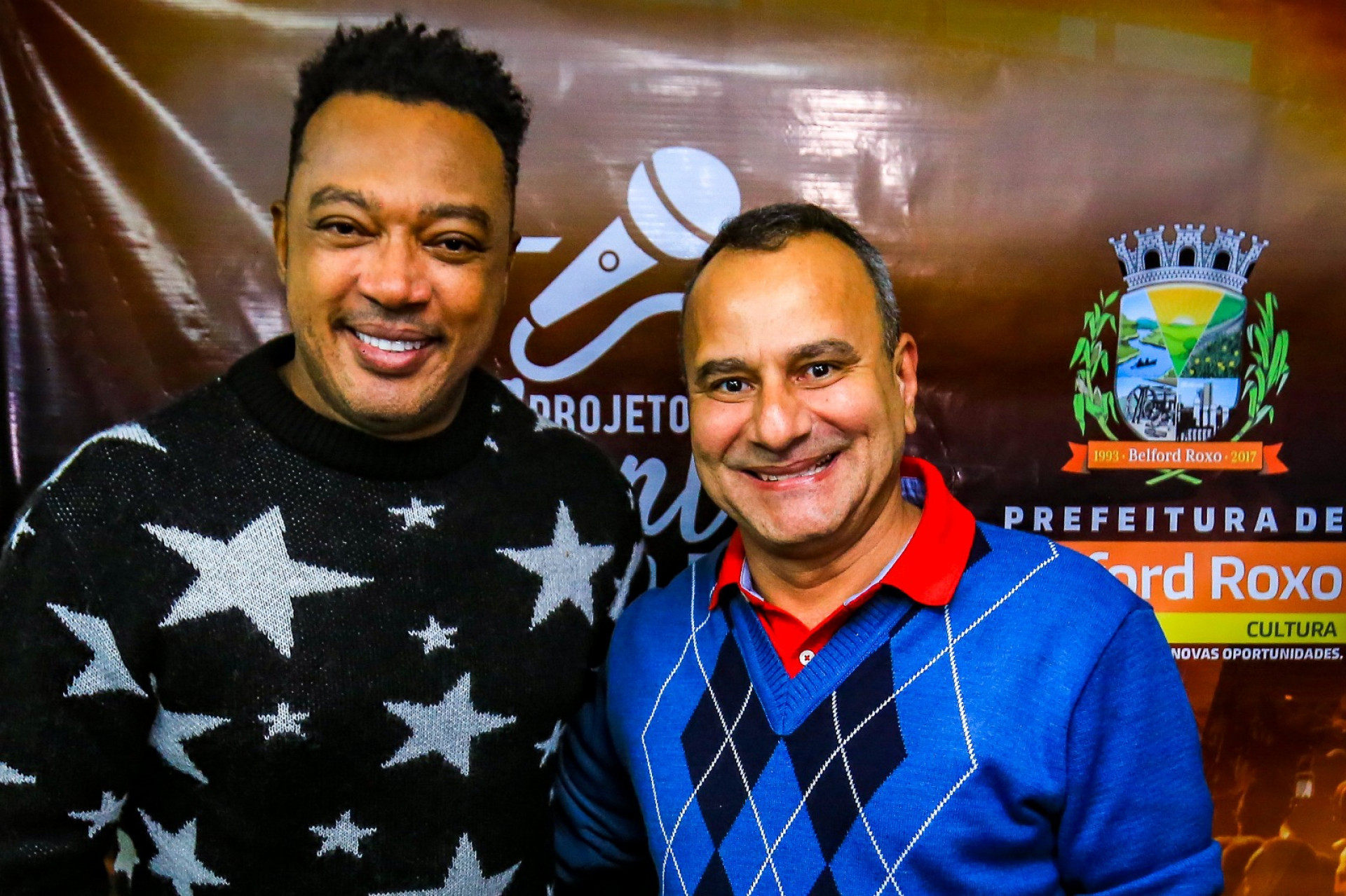 O prefeito Waguinho fez quest&atilde;o de cumprimentar o cantor Marquinhos Gomes e parabeniz&aacute;-lo pelo show - Rafael Barreto/PMBR