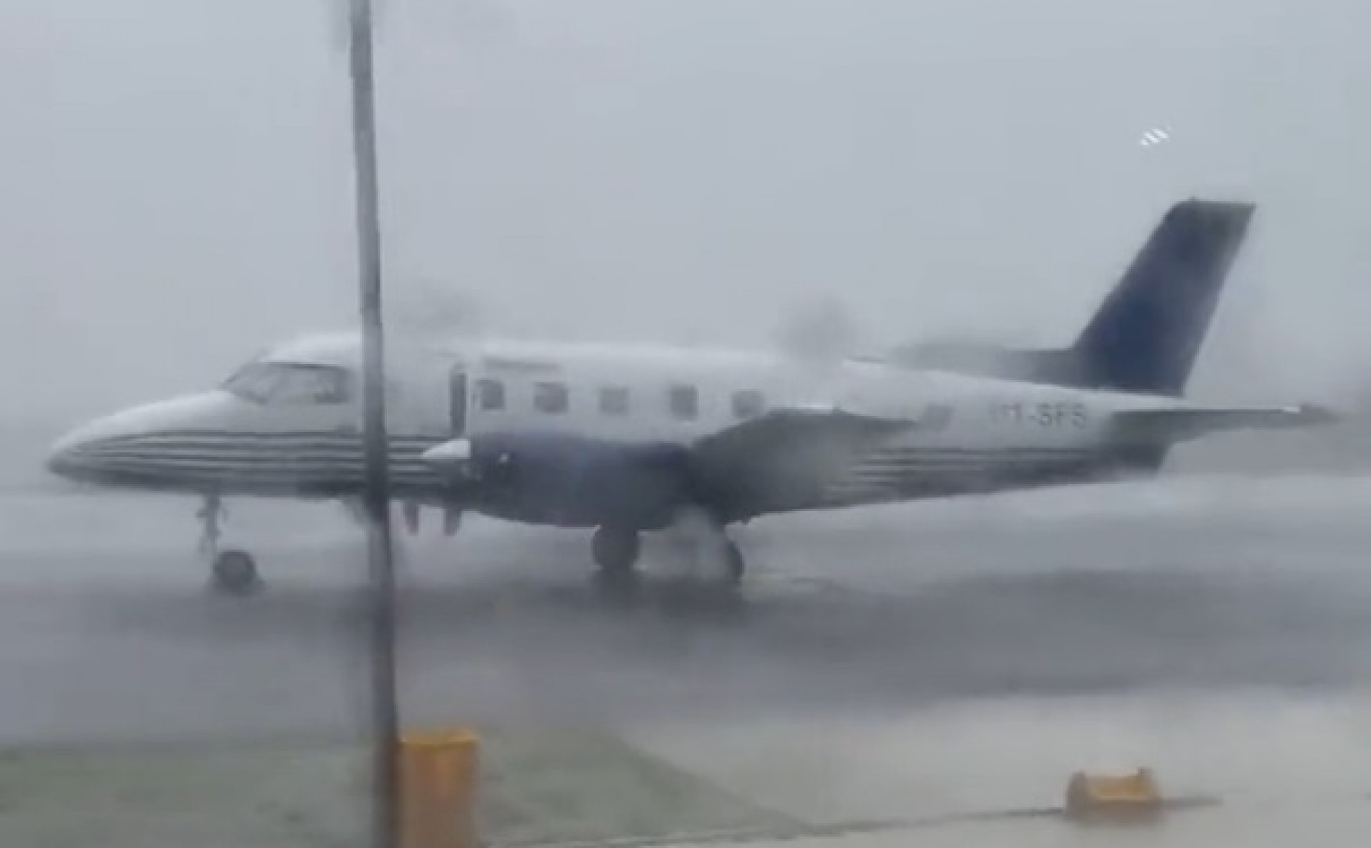 Imagem do aeroporto de Barcelos-AM mostra forte chuva - Reprodução