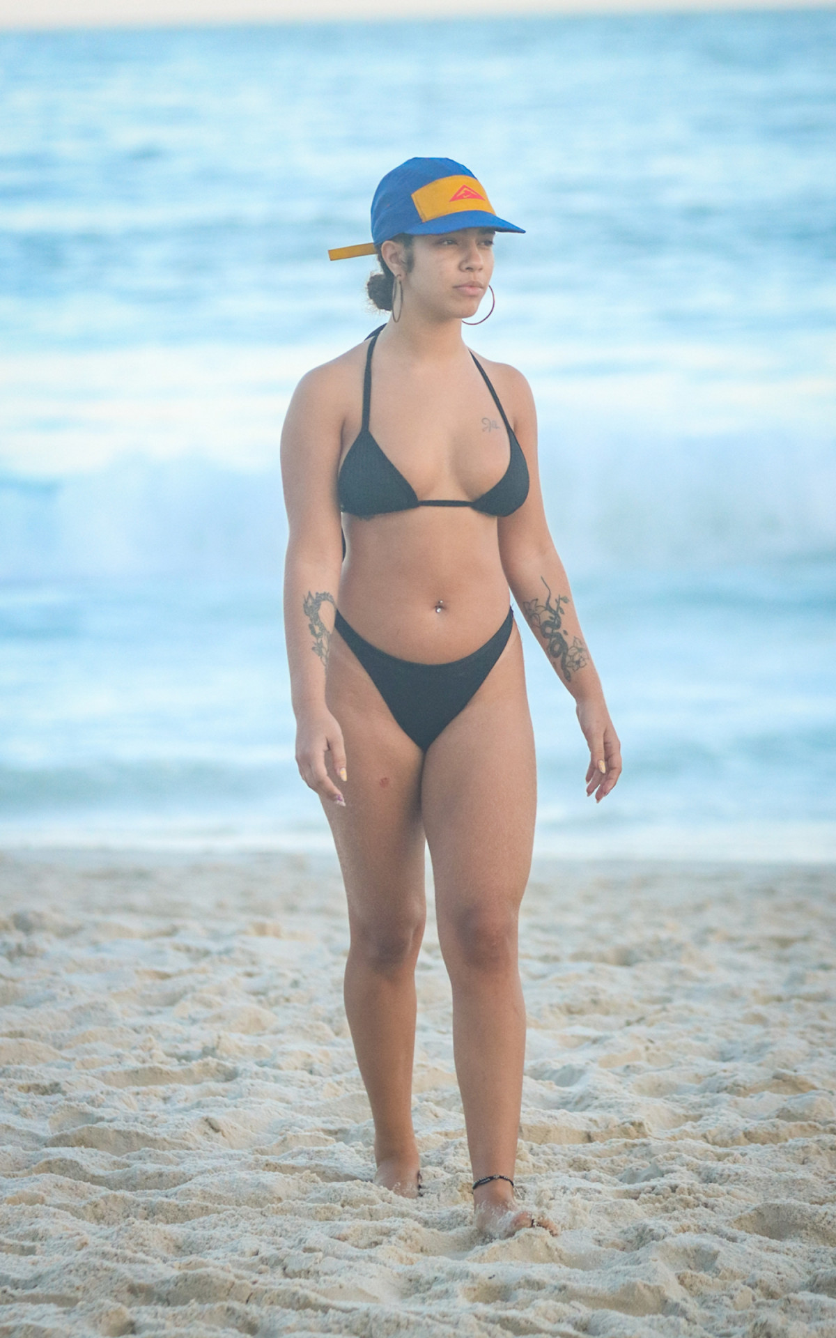 Ex-BBB Maria curte dia de sol em praia da Zona Sul do Rio