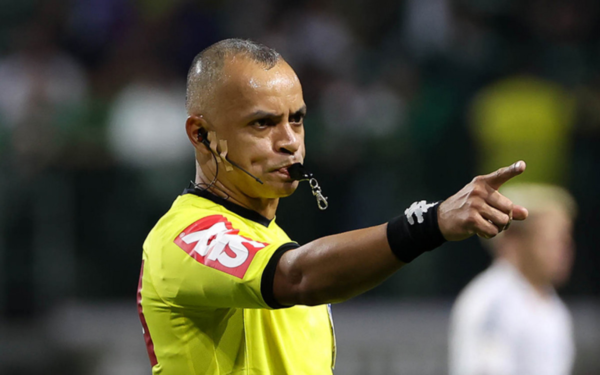 O &aacute;rbitro Wilton Pereira Sampaio, do jogo entre as equipes da SE Palmeiras e Santos FC, durante partida v&aacute;lida pela vig&eacute;sima s&eacute;tima rodada, do Campeonato Brasileiro, S&eacute;rie A, na arena Allianz Parque. (Foto: Cesar Greco)