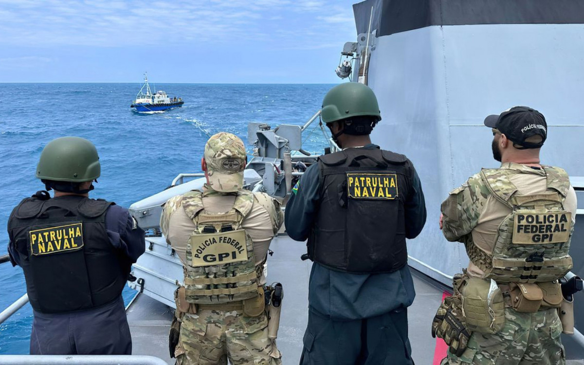 Marinha e PF apreendem 3,6 toneladas de cocaína no mar em Pernambuco