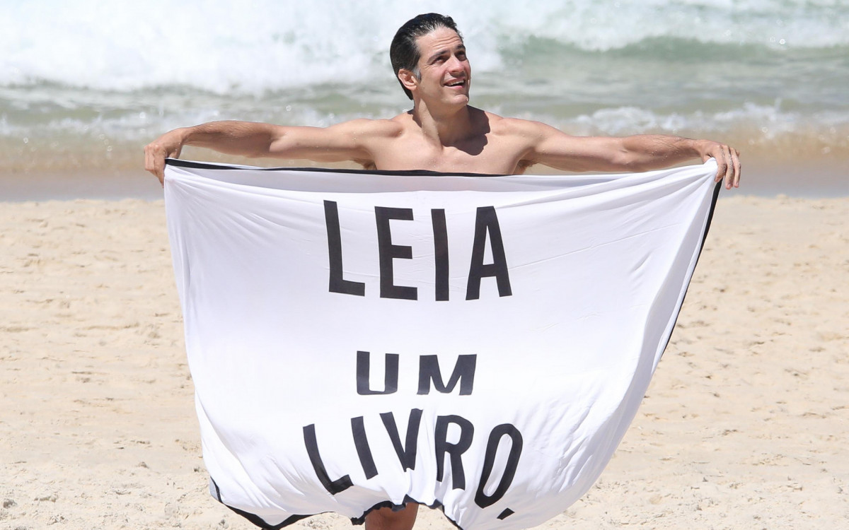 Mateus Solano aproveitou folga para curtir a praia de São Conrado, nesta terça-feira