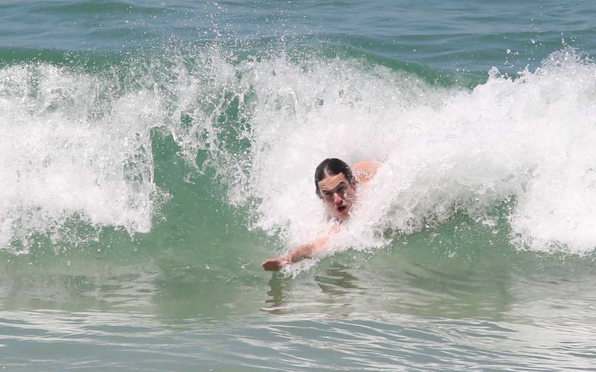 Mateus Solano se refrescou com banho de mar na praia de São Conrado, nesta terça-feira