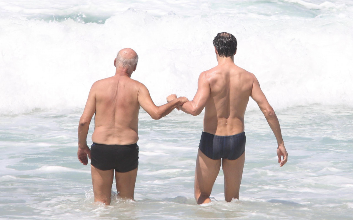 Mateus Solano esteve na praia de São Conrado com o pai, João Solano