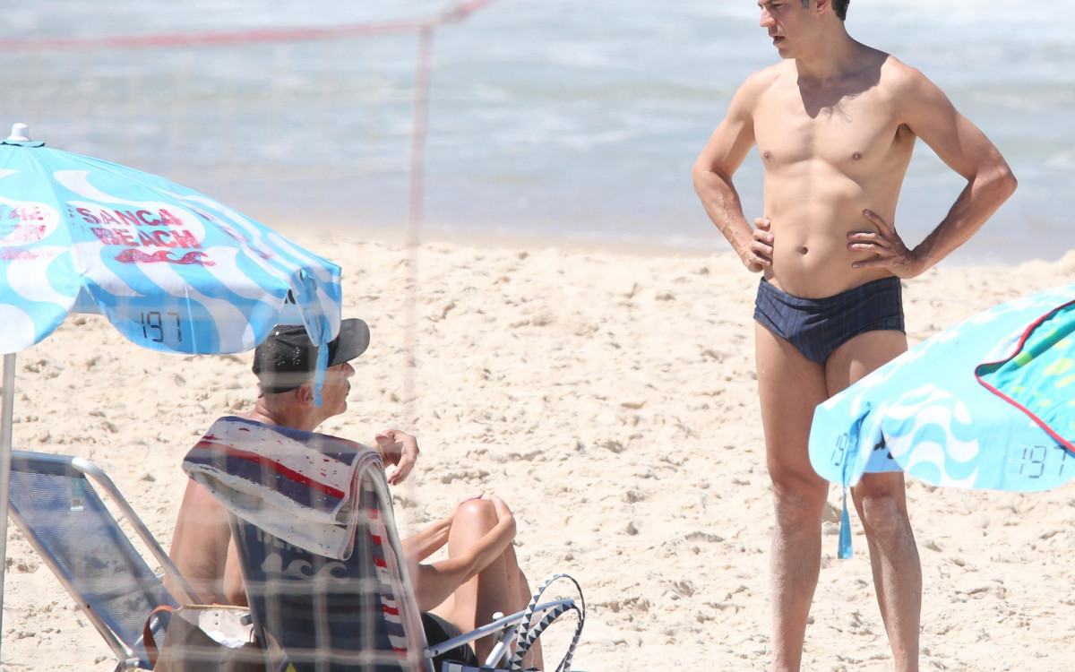 Mateus Solano esteve na praia de São Conrado com o pai, João Solano