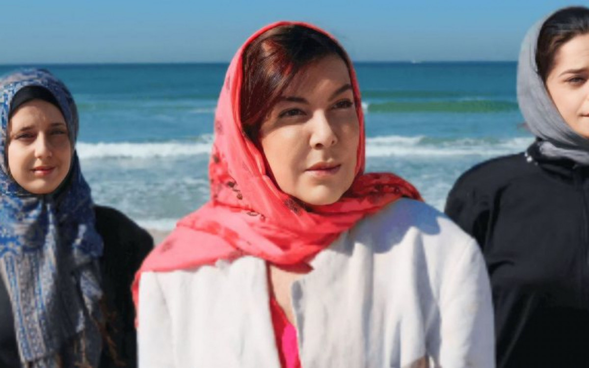 Claudia Lira com suas companheiras de palco, Tarciana Giesen e Carol Alves em \'Moria\' 