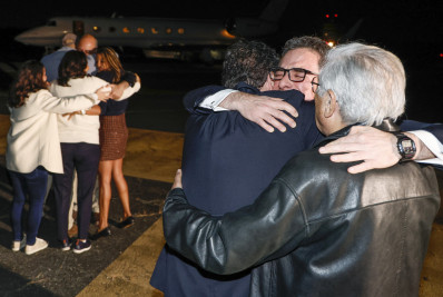 Cinco americanos libertados pelo Irã pousam perto de Washington