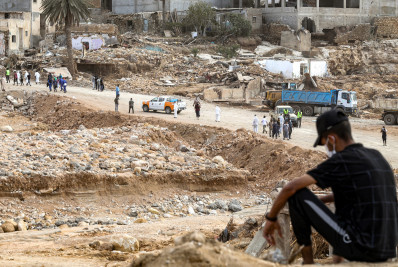 Cidade da Líbia devastada por inundação sofre apagão de comunicações após protestos