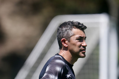 Ex-Botafogo, Bruno Lage cobra R$ 46 milhões de John Textor na justiça britânica