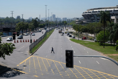 Após furto de cabos, semáforos amanhecem apagados na Avenida Rei Pelé