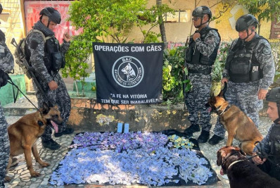 Operação da PM em Brás de Pina tem grande apreensão de drogas