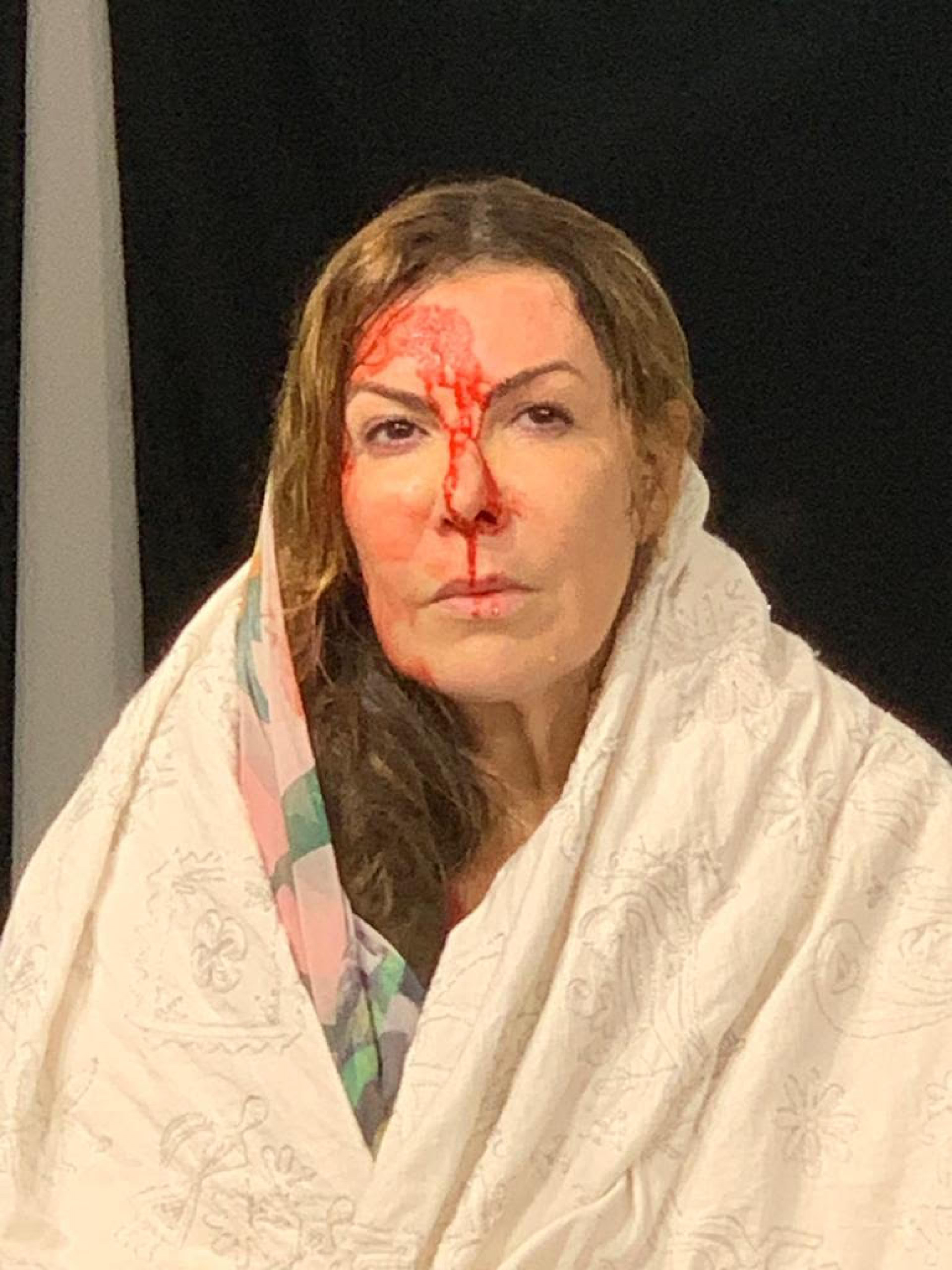 A atriz Cláudia Lira em sua personagem na peça \