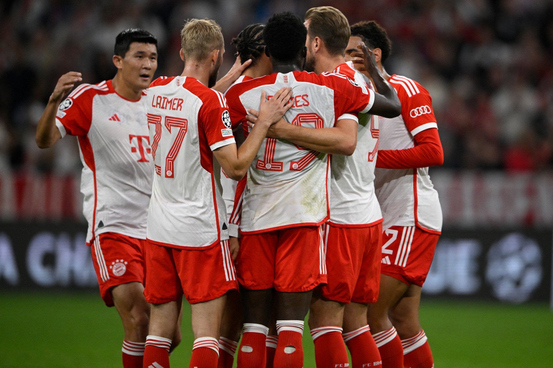 Jogadores do Bayern de Munique comemoram gol na vitória por 4 a 3 sobre o Manchester United - Foto: Tobias SCHWARZ / AFP