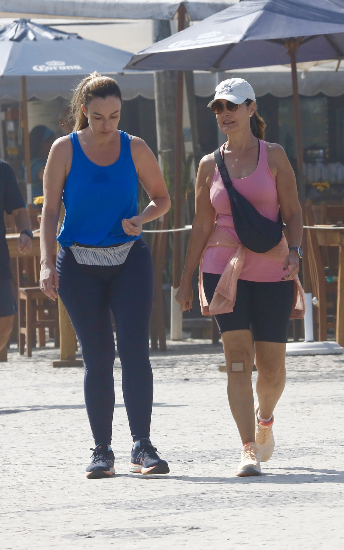 Fátima Bernardes caminha na orla da Barra da Tijuca