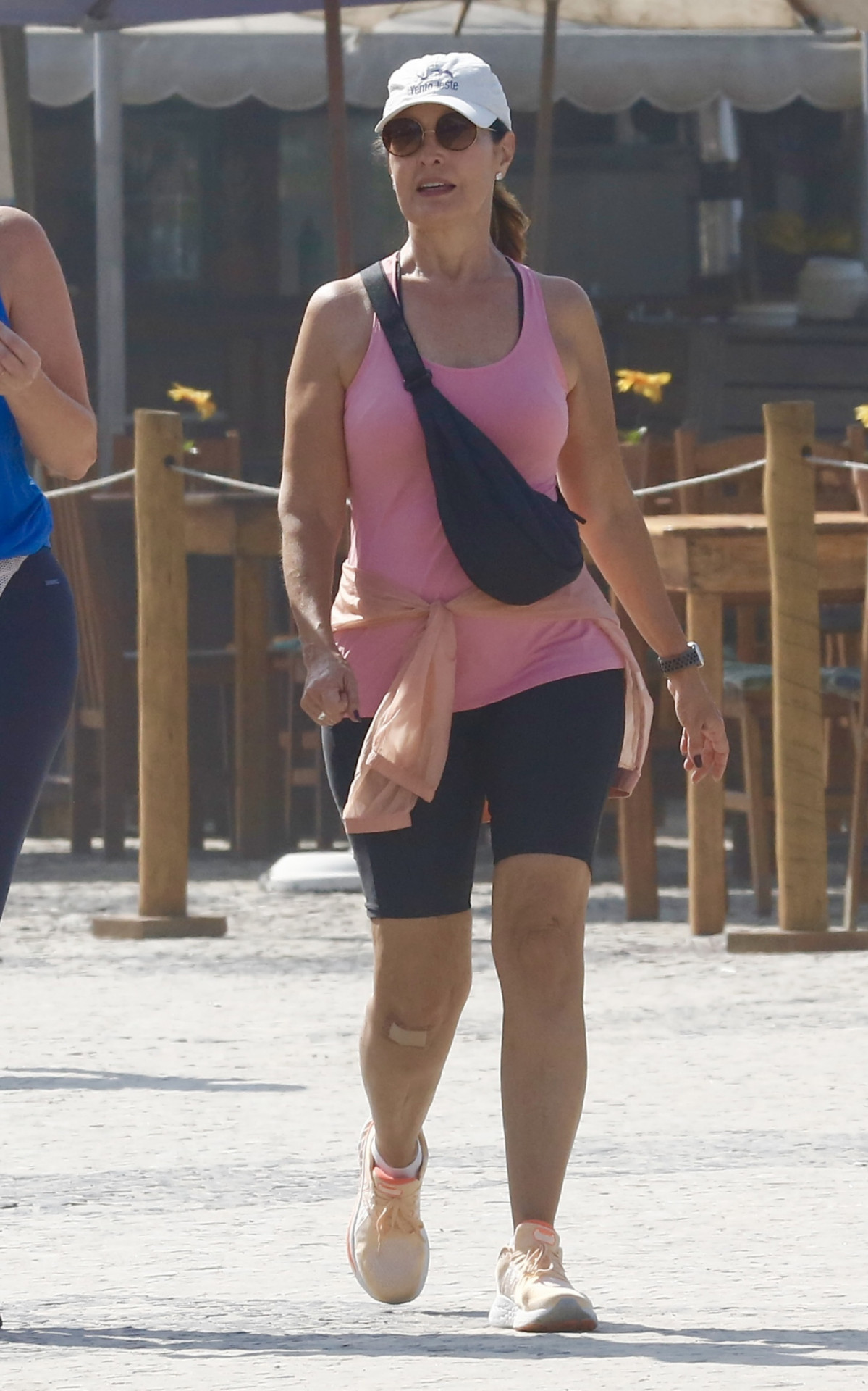 Fátima Bernardes caminha na orla da Barra da Tijuca