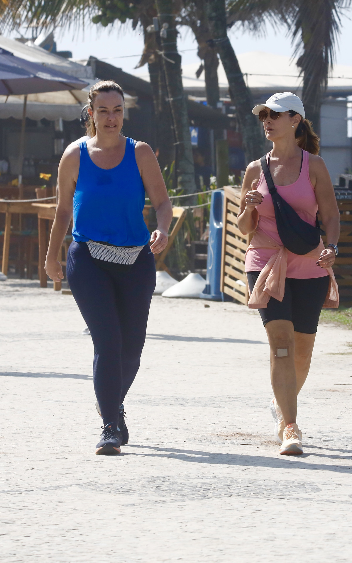 Fátima Bernardes caminha na orla da Barra da Tijuca