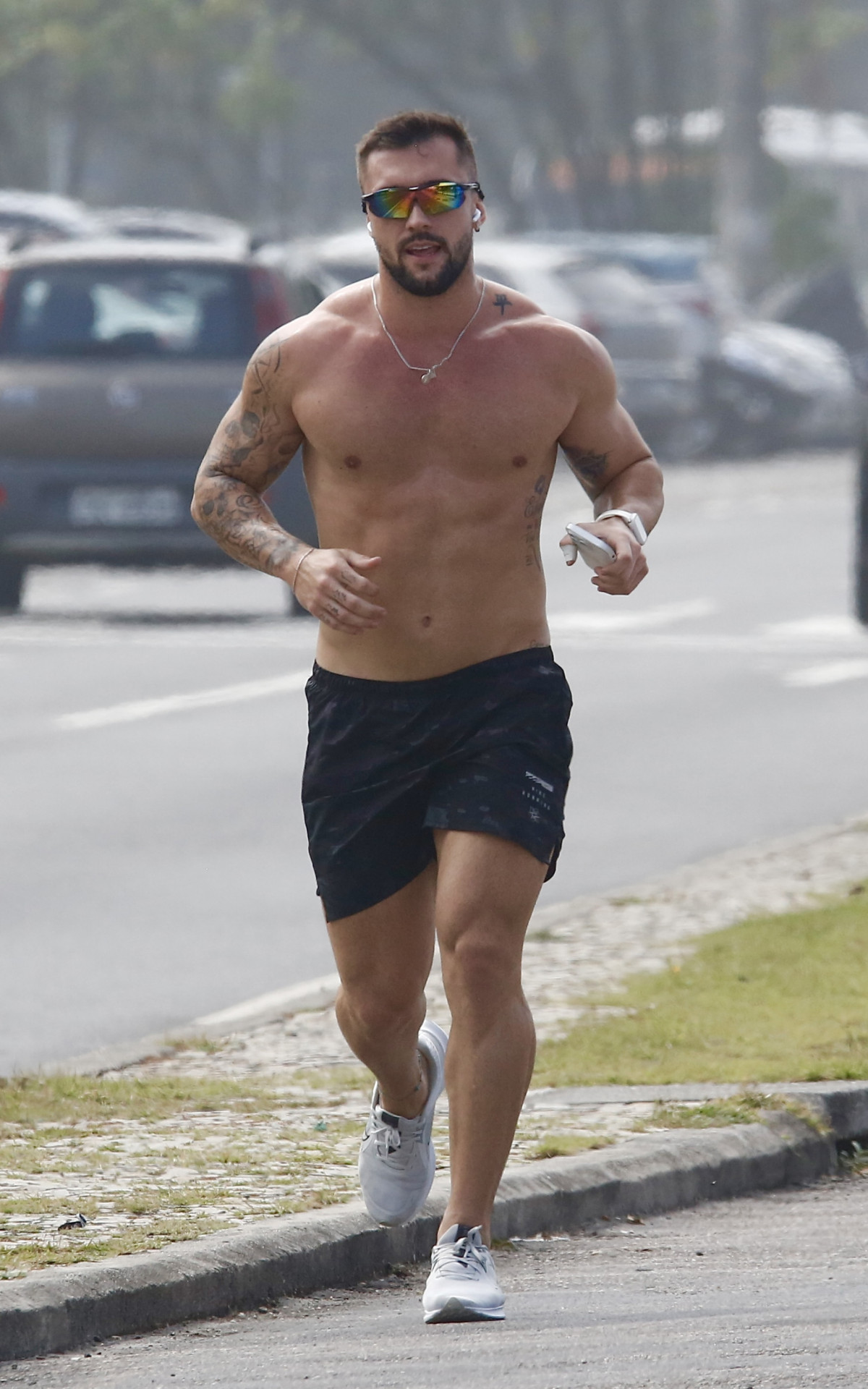 Ex-BBB Arthur Picoli corre na orla da Barra da Tijuca
