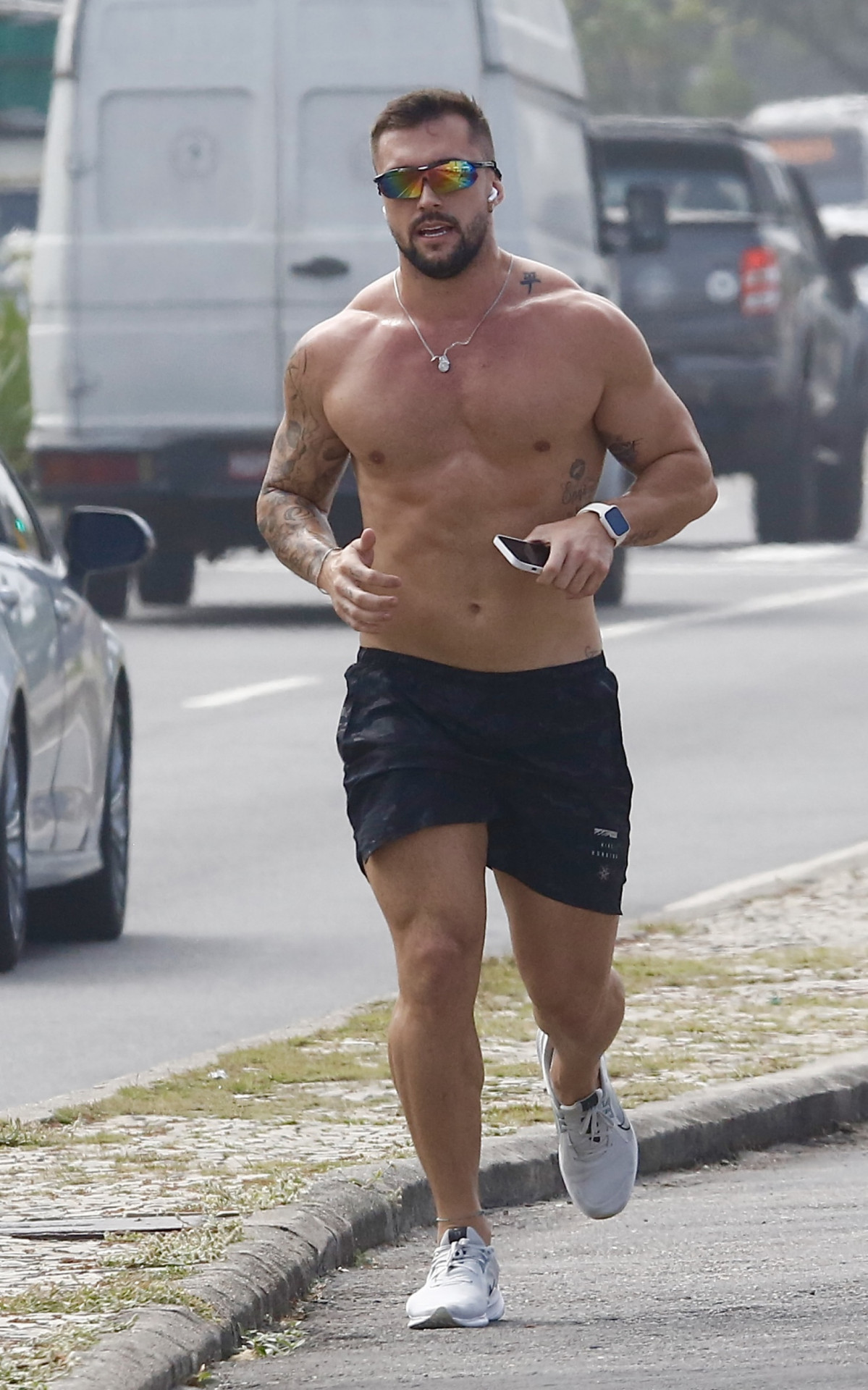 Ex-BBB Arthur Picoli corre na orla da Barra da Tijuca